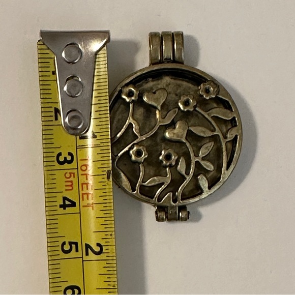 Lot of 3 Fragrance Diffuser Lockets w/2 Chains - Picture 7 of 8